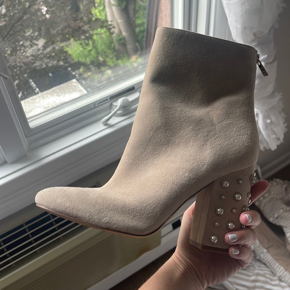 Ivanka trump heels size 9.5 run a tad big